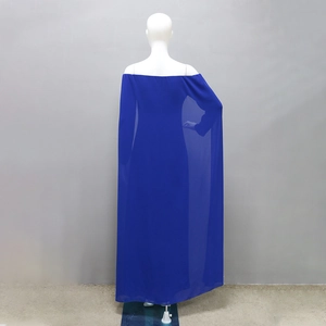 Détail de la robe de soirée en mousseline bleu roi avec cape à volants et ourlet long