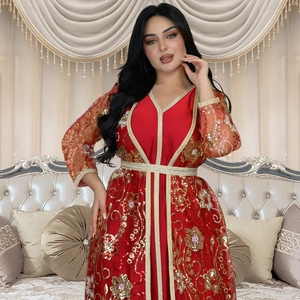 Détails de la robe caftan rouge luxueuse avec broderie florale en paillettes dorées