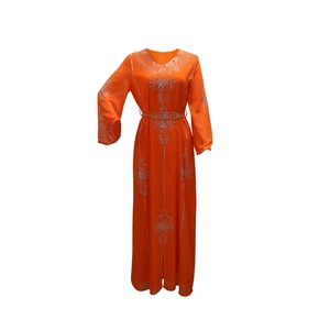 Détail d'une abaya en mousseline orange avec des ornements complexes en strass argentés