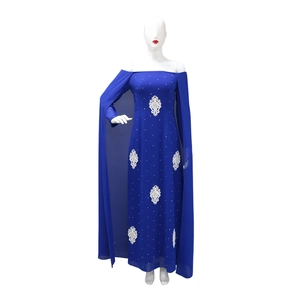 Détail de robe en mousseline bleu roi avec broderies blanches et décors de strass