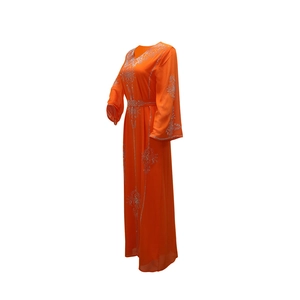 Détails d'une robe maxi en mousseline orange avec broderie de paillettes argentées