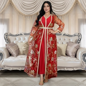 Caftan marocain rouge élégant avec broderies dorées et paillettes pour look de luxe