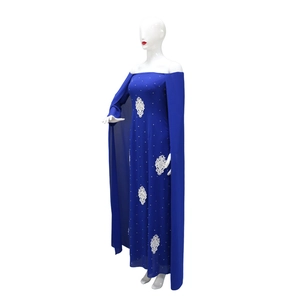 Détail de la robe en mousseline bleu roi avec cape d'épaule et broderie florale blanche
