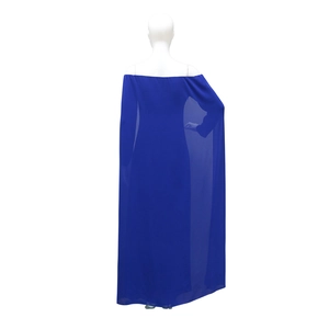 Détail de la robe de soirée bleu marine à épaules dénudées avec cape en mousseline