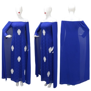 Détails de robe en mousseline bleu roi avec broderie blanche et ornements en strass