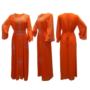 Vue détaillée en trois plans du caftan en mousseline orange avec broderie de strass
