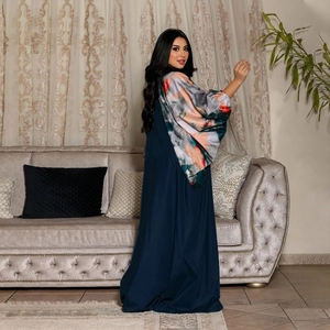 Eleganter dunkelblauer Abaya mit bunten abstrakten Laternensäumen und lockerer Passform