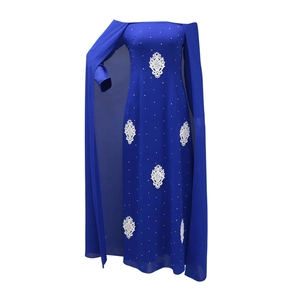 Robe de soirée élégante en mousseline bleu roi avec broderies florales blanches et strass