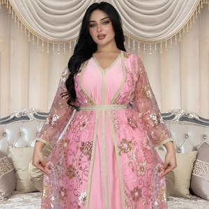 Broderie détaillée de paillettes dorées et galon sur une robe caftan rose