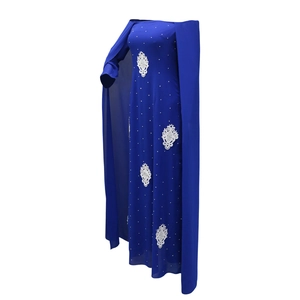 Robe longue en mousseline bleu roi avec appliques de fleurs blanches et strass brillants