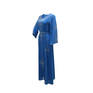 Détail de la robe abaya en mousseline bleu roi avec strass argentés et manches évasées