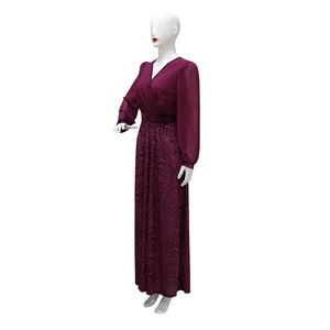Detailaufnahme von Samt-Ausbrenner-Blumenmuster und Chiffon-Stoff am Abendkleid