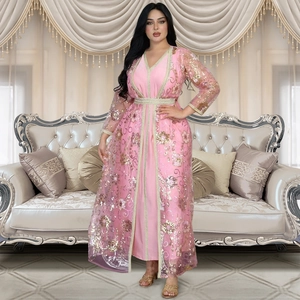 Ensemble robe caftan rose avec broderie florale pailletée dorée et ceinture élégante
