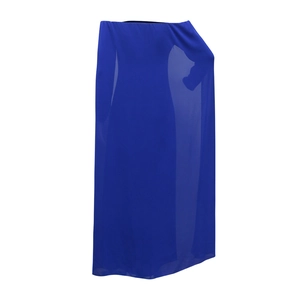 Détail de la robe en mousseline bleu roi, coupe ajustée et élégante fleur en strass décorée