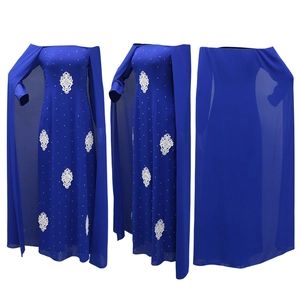 Robe en mousseline bleu roi moulante avec épaules dénudées et broderies de fleurs à strass