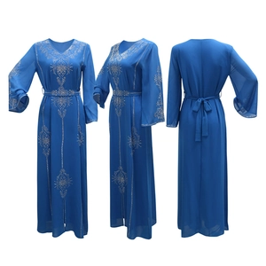 Détail de motifs en strass argentés sur une robe longue bleu marine en mousseline