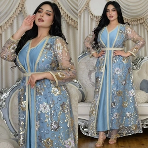 Broderie détaillée de paillettes dorées sur le tulle bleu clair de la robe caftan