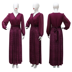 Detailansicht eines dunkelvioletten Chiffon-Abendkleids mit Ausbrenner-Muster und V-Ausschnitt