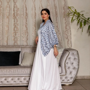 Elegantes weißes Abaya-Set mit blau-weiß gepunktetem Kaftan-Wickel und Fledermausärmeln