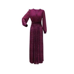 Nahaufnahme des V-Ausschnitts mit Pailletten und Ausbrenner-Samtmuster auf einem Abendkleid