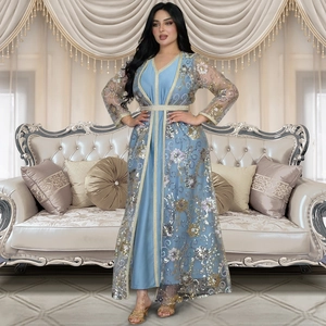 Détail du caftan bleu avec paillettes dorées, broderies et ceinture perlée à la taille