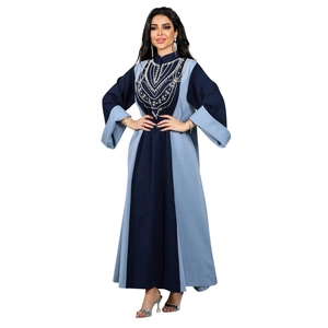 Robe longue Abaya élégante bleu contrasté avec de magnifiques broderies blanches