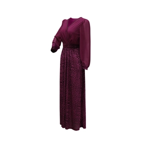 Detailansicht eines lila Samt-Chiffon-Kleides mit eleganten Barock-Mustern