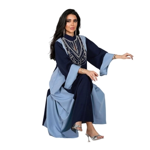 Robe Abaya pour femme avec design bicolore bleu et broderie blanche sur l'encolure