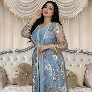 Détail de caftan bleu ciel avec broderies florales dorées et sous-robe en satin de soie