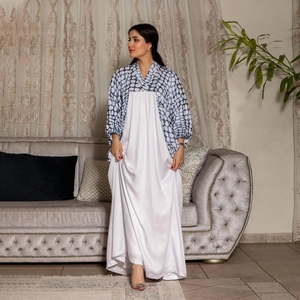 Detail des V-Ausschnitts am blau-weißen bedruckten Maxikleid mit Fledermausärmeln