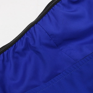 Détail du tissu en mousseline bleu marine avec liseré noir et coutures à double point