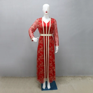 Détail d'un caftan rouge avec broderies florales et finitions en galon tissé doré chic