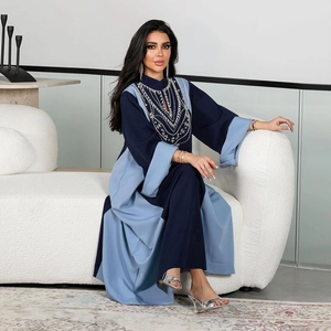 Robe longue élégante bleu marine et bleu clair avec broderie argentée et panneaux contrastés