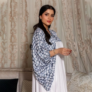 Detail der Fledermausärmel mit blau-weißem Zelldruck auf einer böhmischen Maxi-Robe