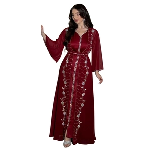 Dettaglio del kaftano in chiffon rosso scuro con ricami floreali argento e paillettes