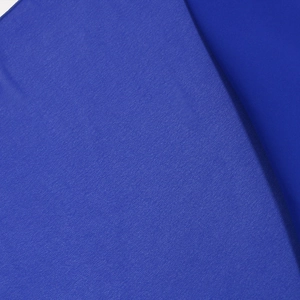 Détail du tissu en mousseline bleu de Klein montrant la texture fine et le tissage