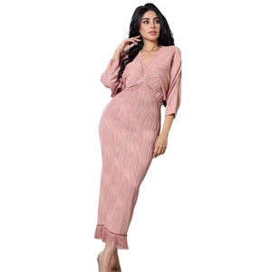 Abito rosa con scollo a V, maniche lunghe, trama a pieghe e orlo con frange