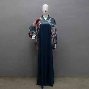 Detail eines Kaftans mit Fledermausärmeln, abstraktem Druck und dunkelblauem Kleid