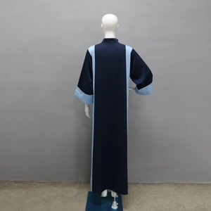 Vue arrière d'une robe abaya ample bleu marine et bleu clair avec manches longues et blocs