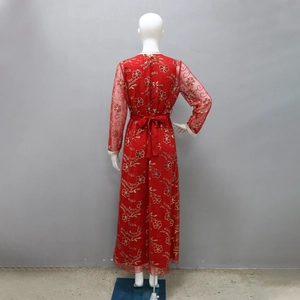 Vue détaillée du dos d'une robe rouge avec broderie florale dorée et paillettes