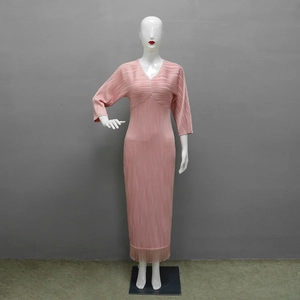 Dettaglio del tessuto jacquard rosa con pieghe strutturate e frange sull'orlo