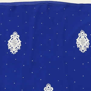 Vue détaillée d'une robe en mousseline bleu foncé avec broderie dentelle et strass brillants