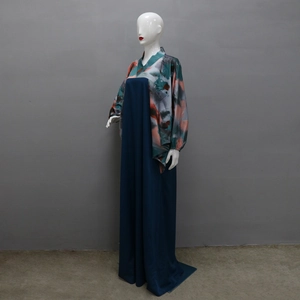 Detailansicht des Kaftans mit ethnischem Print und Fledermausärmeln in Kontrastfarben