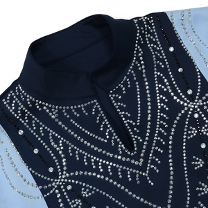 Détails de broderie en strass argentés sur le col montant d'une robe longue bleu marine