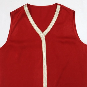 Gros plan détaillé d'une robe rouge à col en V avec broderie de paillettes dorées et blanches