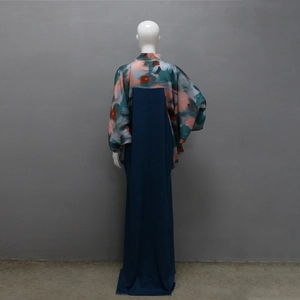 Rückansicht einer Kaftan-Robe mit abstraktem Druck in Blau und Koralle und Fledermausärmeln