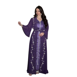 Dettaglio dell'abito kaftan viola scuro con ricami floreali argentati e paillettes
