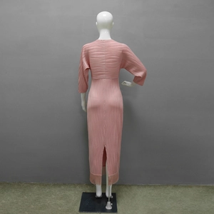 Dettaglio retro dell'abito lungo a pieghe rosa con orlo a frange e spacco posteriore