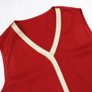 Détail du décolleté en V profond sur une robe rouge sans manches avec galon tissé
