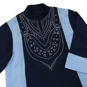 Détail de motifs ethniques en strass sur une robe longue patchwork bleu marine